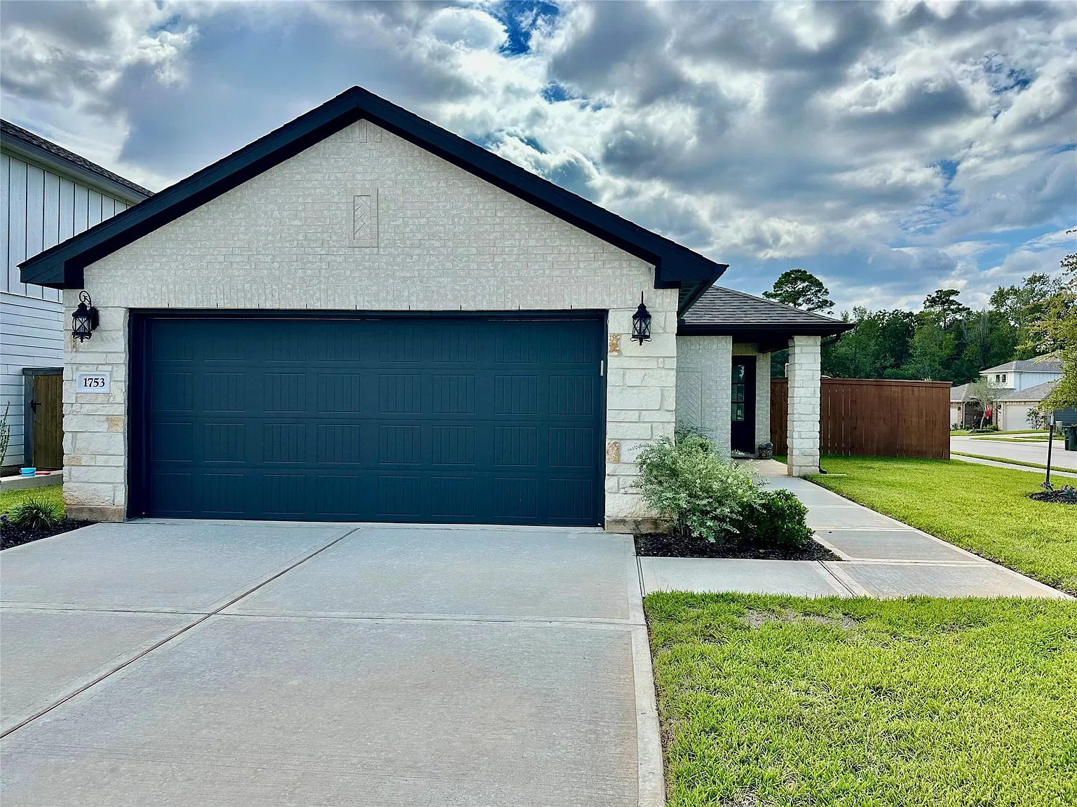 3 bed, 2.0 bath, 1280 sqft, $1,990 — Photo 1