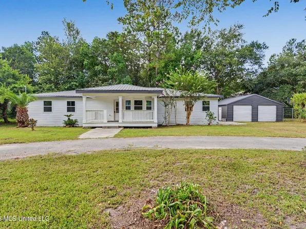 6105 E Desoto St, Bay Saint Louis, MS 39520