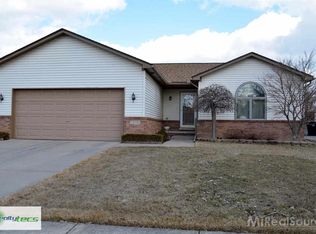 28090 Pierce Ct, Roseville, MI 48066