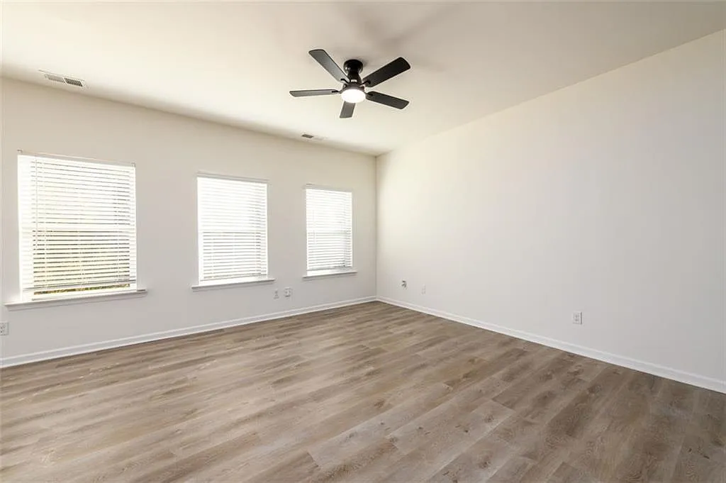 3 bed, 2.5 bath, 1906 sqft, $2,400 — Photo 3