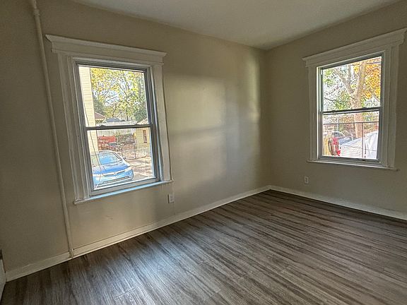 4th image of 93 N 15th St Floor 2