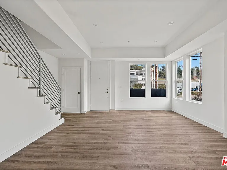 3521 Cahuenga Blvd W — Photo 7