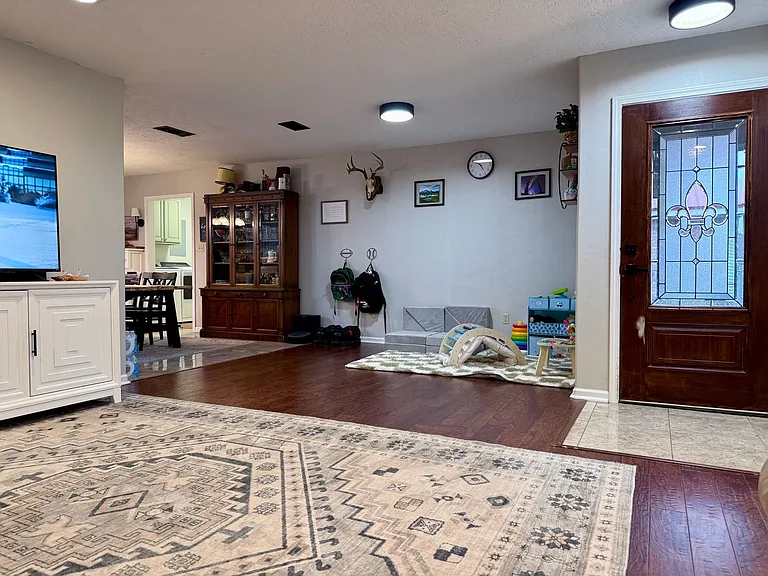 2213 Angus St — Photo 3