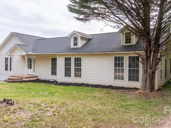 1604 4th St NE, Hickory, NC 28601