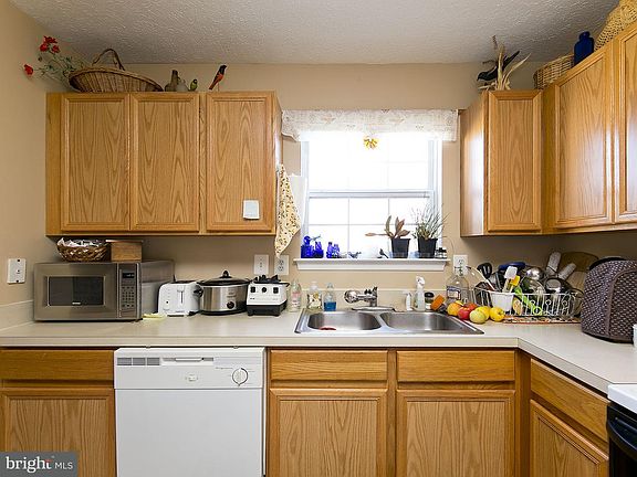 5th image of 323 Surrey Club Ln
