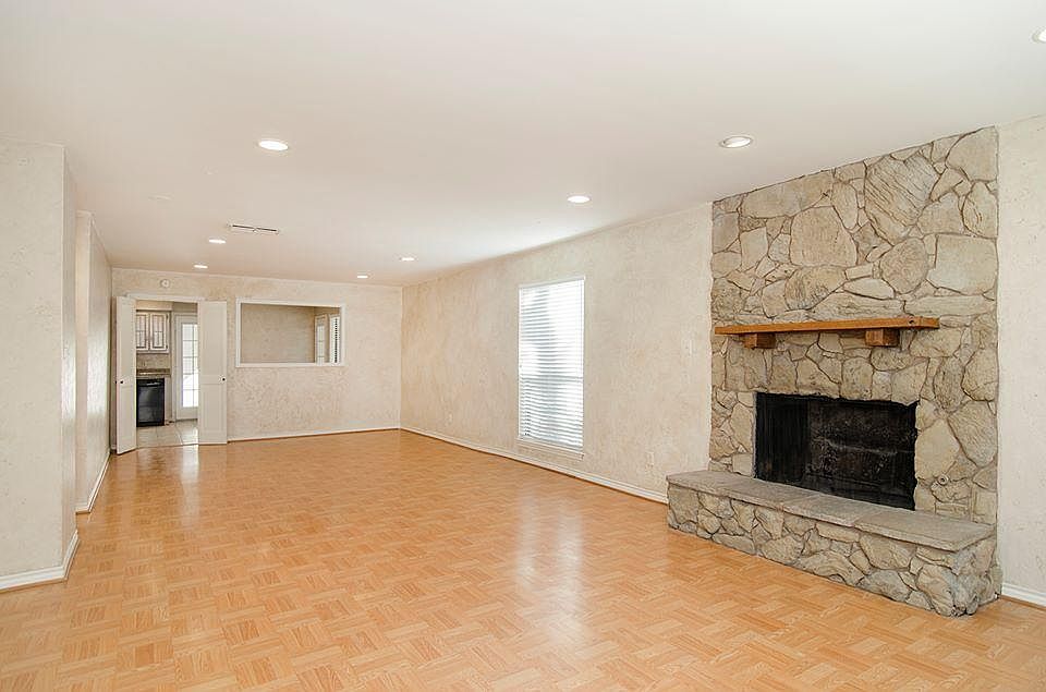 Open and spacious living room and dining room!