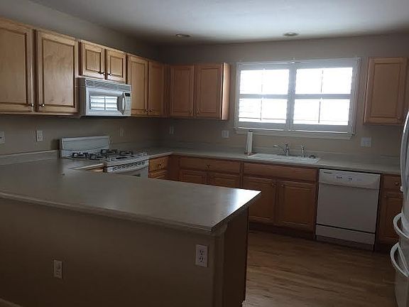 Kitchen w/Island and Gas Stove