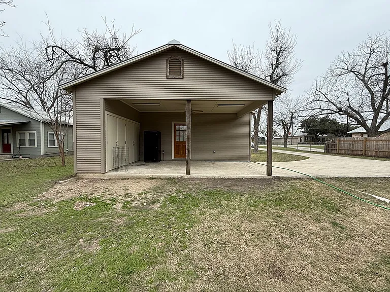 257 E Garza St — Photo 22