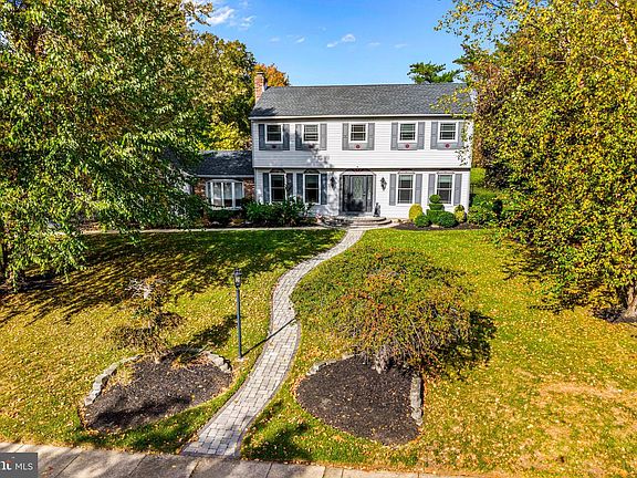 3rd image of 904 Heritage Rd