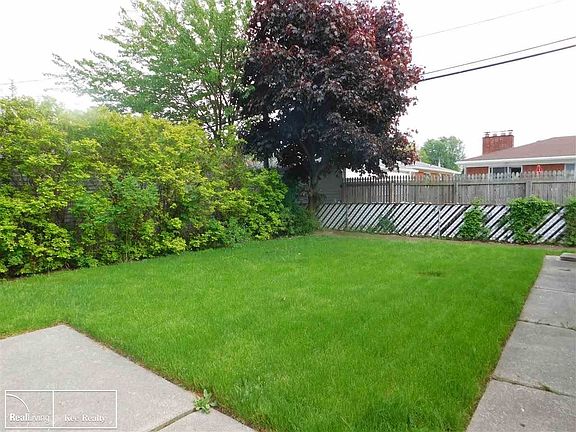 4th image of 18270 Ash Ave
