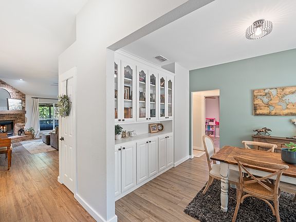 3rd image of 362 River Oaks Ln