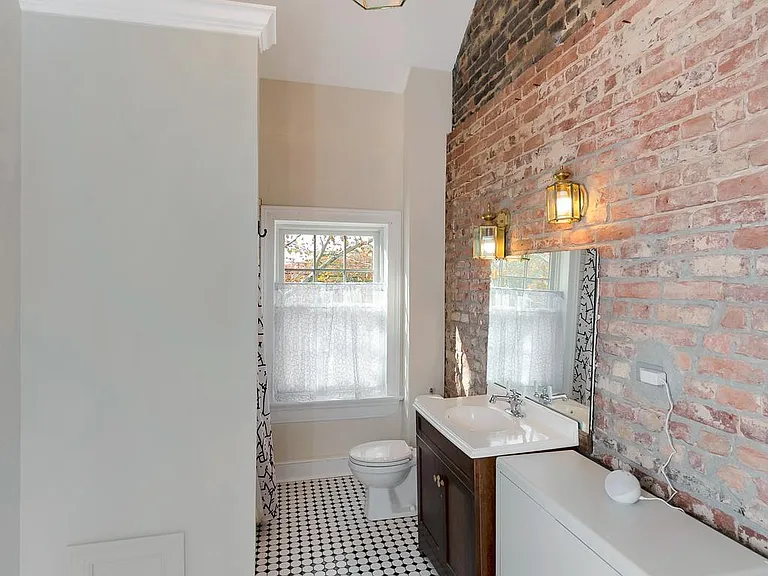 305 Prince Edward St — Photo 36