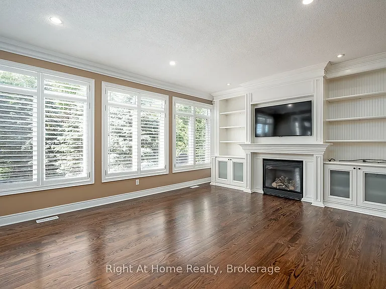 2096 Bingley Cres — Photo 12
