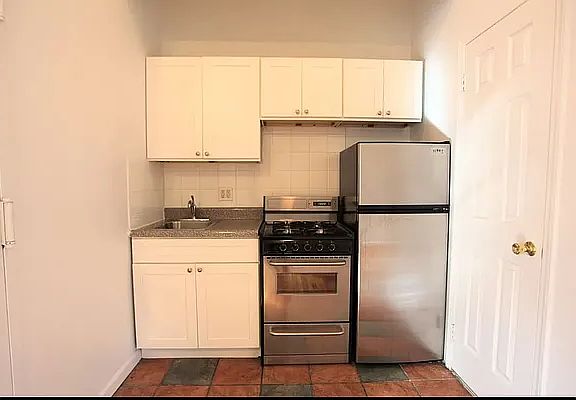 4th image of 126 1st Ave APT 4R