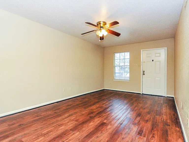1418 Hillside Dr — Photo 3