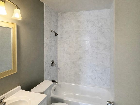 3rd image of 2059 Rile St