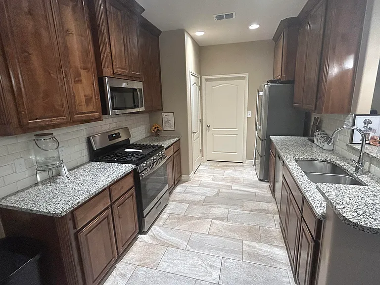 211 Bismark Palm Dr — Photo 3
