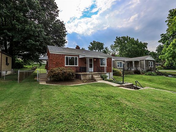 2nd image of 3754 Lakewood Dr