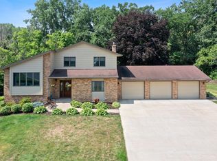 124 Duck Pond Dr, West Saint Paul, MN 55118