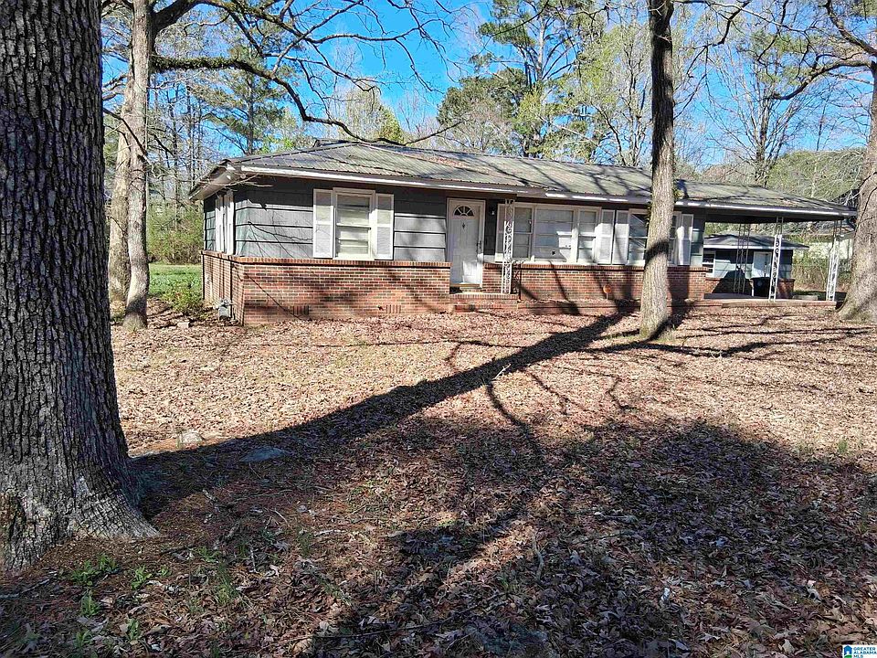 1st image of 136 Lake Dr NE