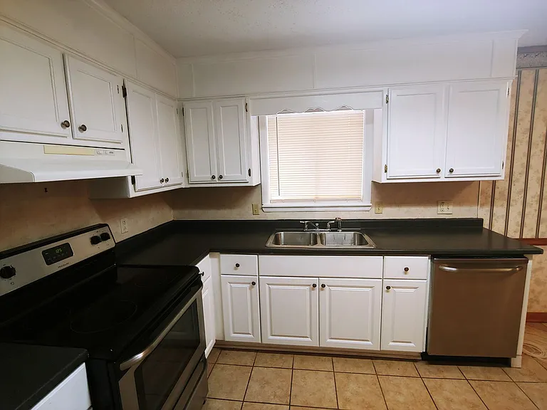 10005 Raymond Dr — Photo 6
