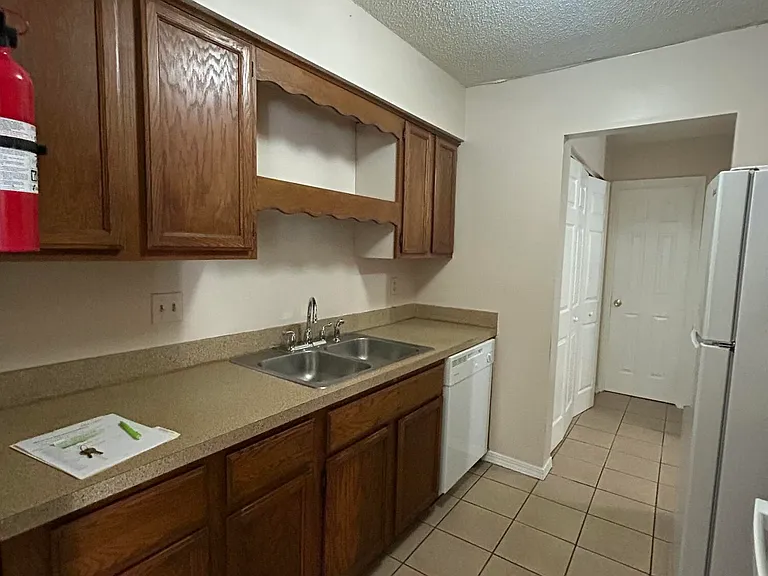 470 Crabapple Ct #D — Photo 10