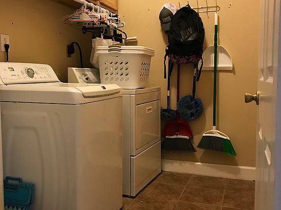 Walk in laundry 