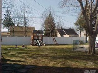 12 Ring Ln, Levittown, NY 11756