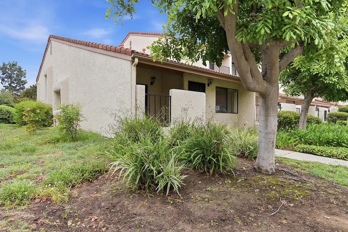 Building Photo - 18136 Oxnard St #39