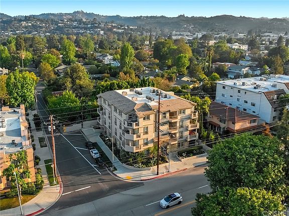 4th image of 11540 Moorpark St Unit 104
