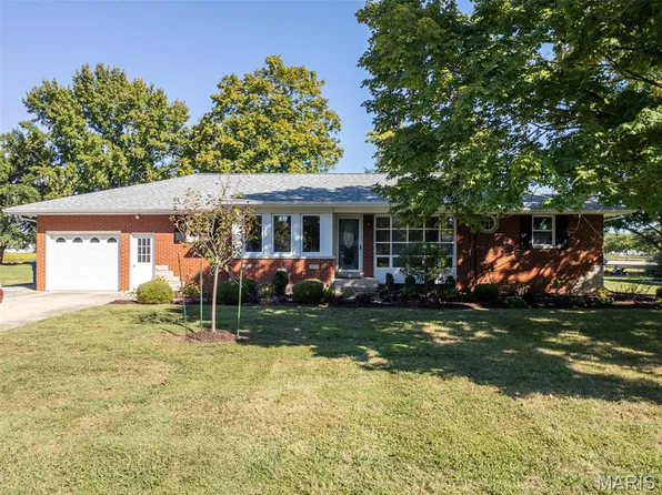 1105 Helvetia Dr, Highland, IL 62249