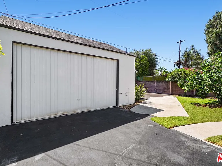 4940 Placidia Ave — Photo 42