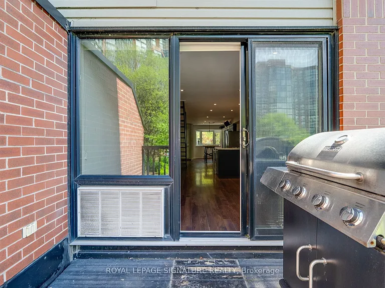 598 Wellington St W — Photo 6
