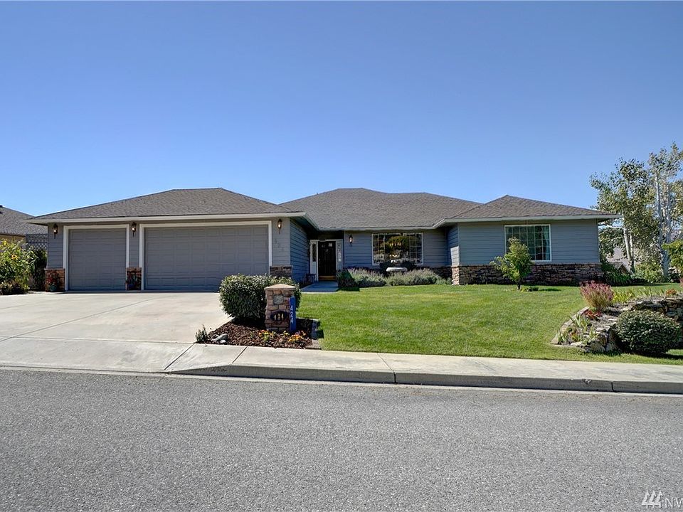 Welcome to Stoneridge! This spacious four bedroom, 2.5 bath home is move-in ready.
