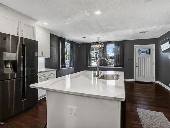 5th image of 2852 Cherokee Cir W