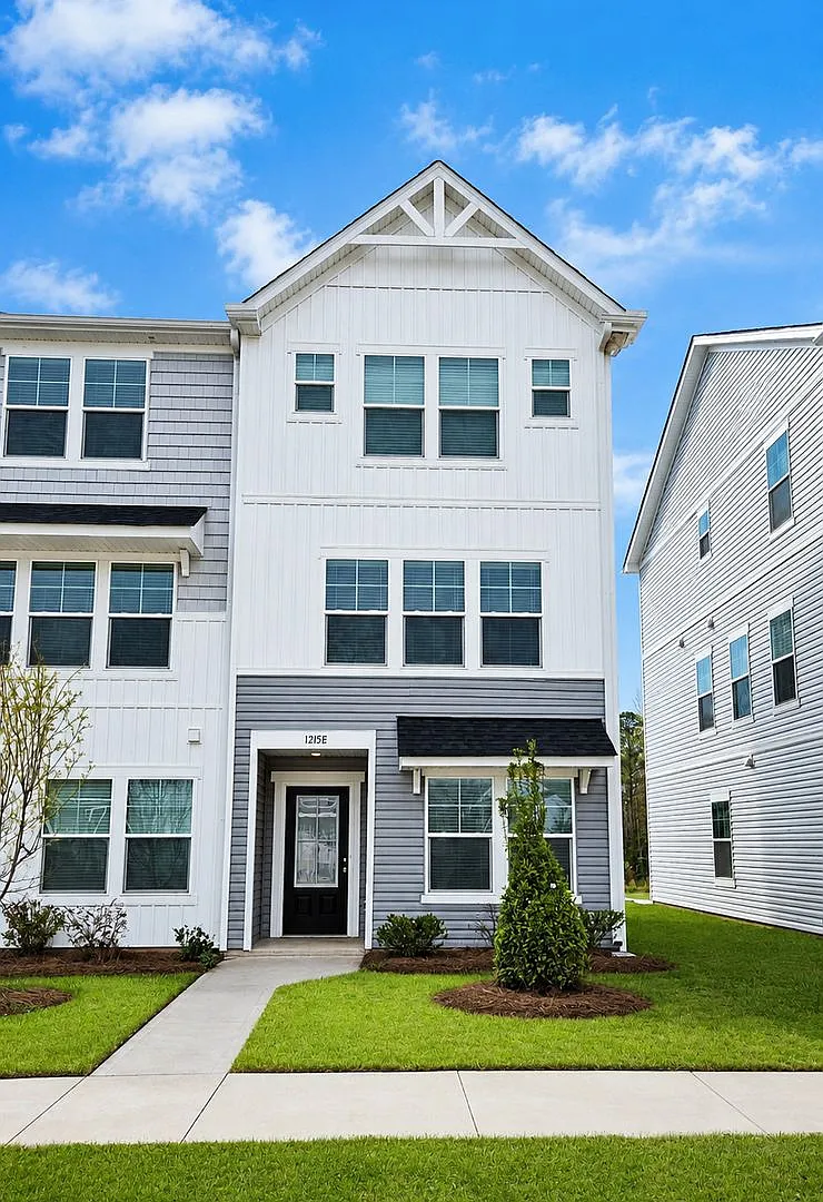 3-Bedroom, 3.5 Bath End Unit Townhome for Rent in Mooresville, NC | Attached Garage & Modern Kitchen — Photo 1
