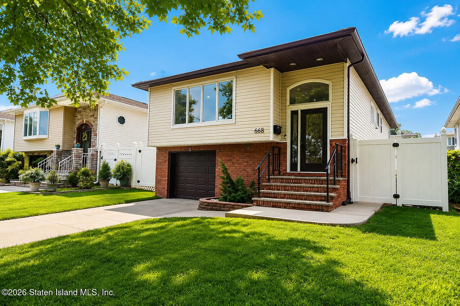 3 bed, 1.5 bath, 2282 sqft, $3,200 — Photo 2