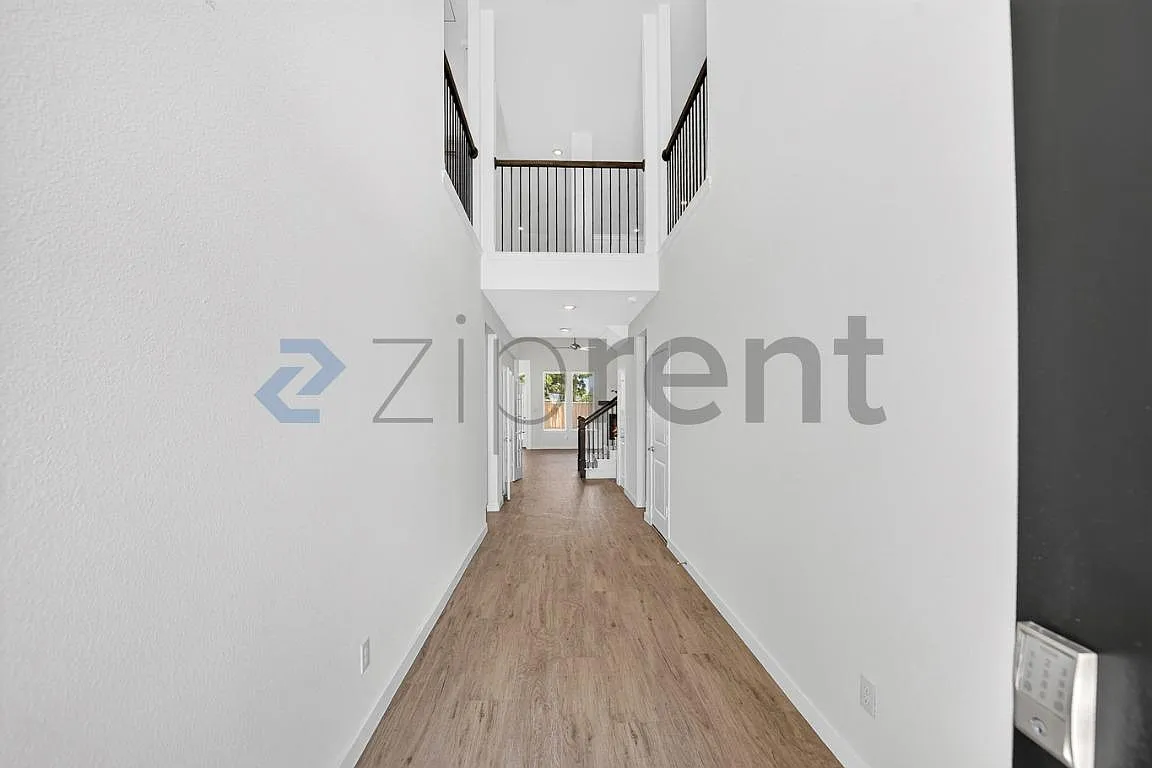 4 bed, 3.5 bath, 3181 sqft, $3,300 — Photo 4