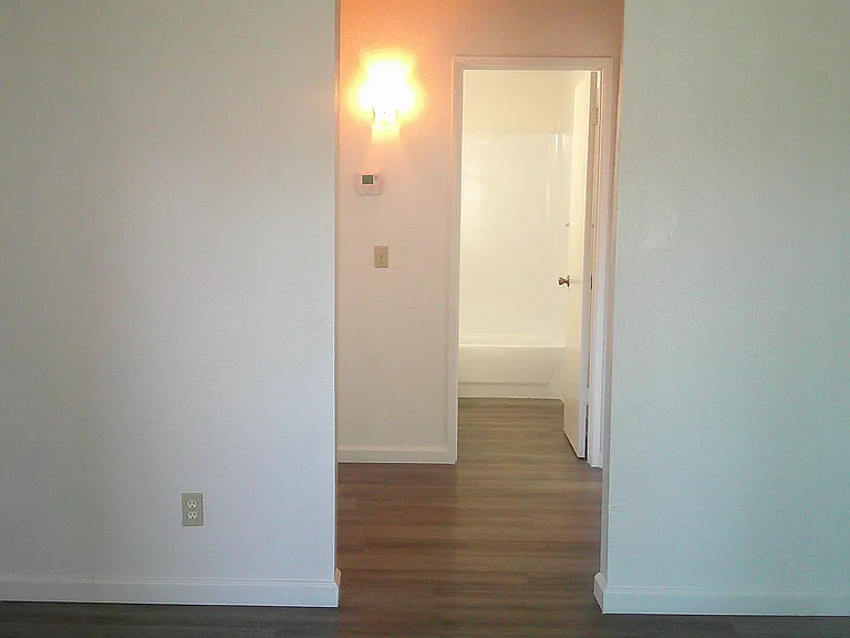 Lindsay Apartments — Photo 14