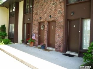 8 Willow Ct, Selden, NY 11784