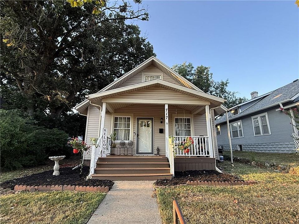 1st image of 717 W 9th St