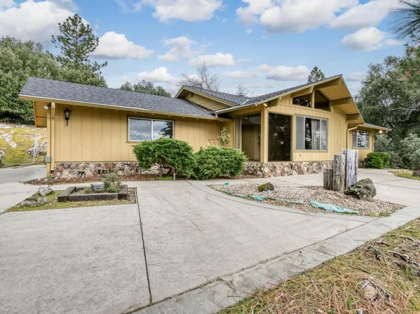 51315 Buckskin Ln, Oakhurst, CA 93644