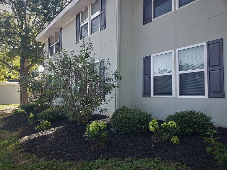 Woodlea Oaks — Photo 2