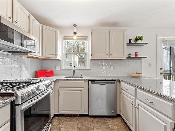 3rd image of 132 Wellman Ave Unit 132