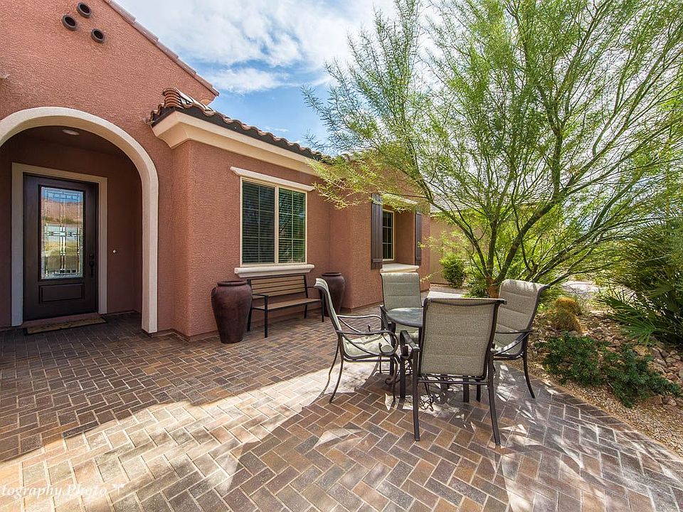 1st image of 956 Bridle Path Ln