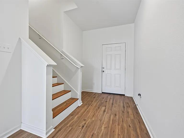654 Amesbury Rd — Photo 8