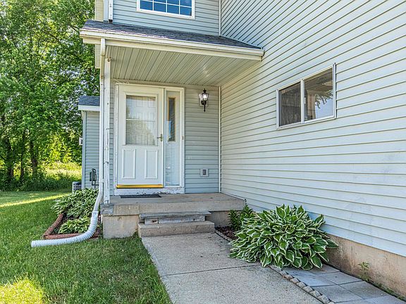 2nd image of 124 Lakewood Ter