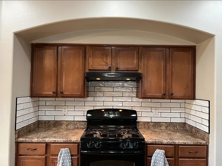 1923 N Renford Ln — Photo 2