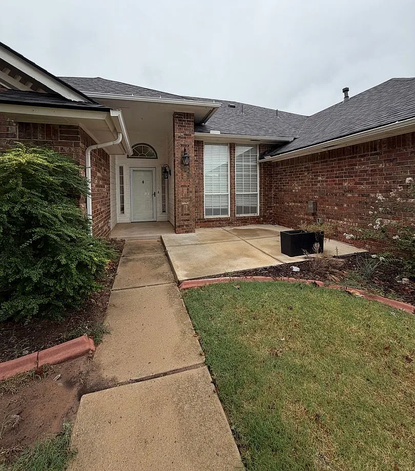 Spacious Updated Home - 4 Bedrooms + Office, 2 Full Baths - Storm Shelter - Edmond Schools — Photo 1