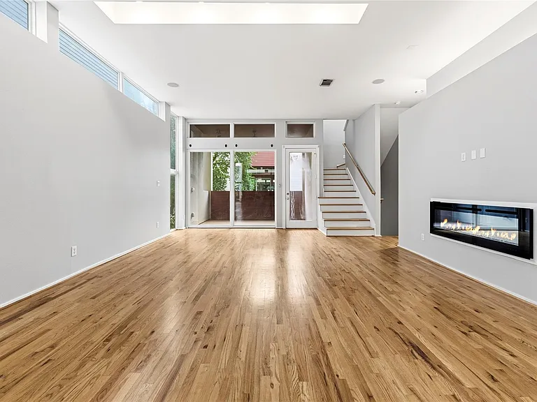 1107 W 17th St — Photo 2